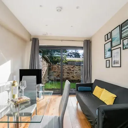Pass The Keys Ealing Queen Of The Suburbs 2Bd Apartment